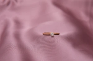 Pierścionek z żółtego złota z diamentem ok. 0,15 ct