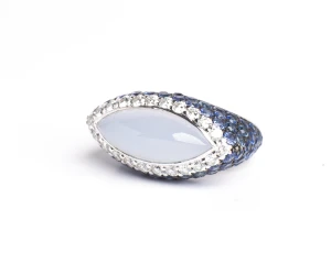 Złoty pierścionek z szafirami, diamentami i chalcedonem