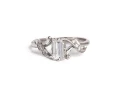 Delikatny pierścionek z białego złota z diamentami