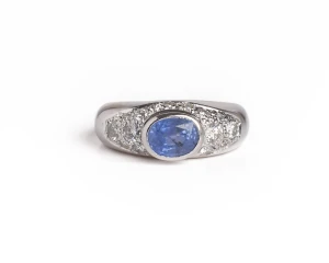 Złoty pierścionek z szafirem cejlońskim ok.1,5 ct i diamentami