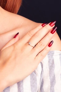 Pierścionek zaręczynowy z białego złota z diamentem