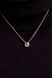 Złoty naszyjnik z zawieszką z morganitem i diamentami