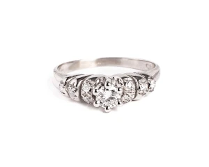 Pierścionek w białym złocie z diamentami 0,38 ct