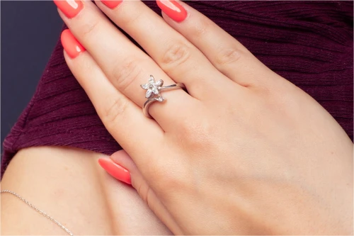 Złoty pierścionek kwiatek z diamentami