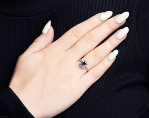 Złoty pierścionek z diamentami i szafirem