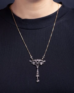 Naszyjnik z diamentowymi rozetami