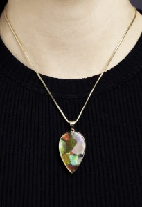 Złota zawieszka z ammolitem 32,5 ct