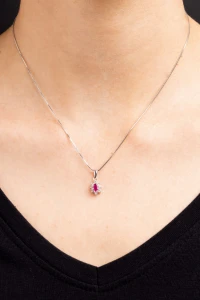 Zawieszka z rubinem i 8 diamentami w złocie