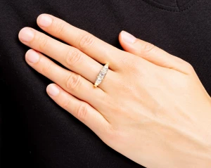 Pierścionek z 3 brylantami w starym szlifie, ok. 0,78 ct