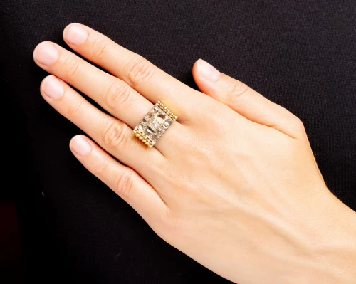 Pierścionek Art Deco z diamentem i rozetami diamentowymi