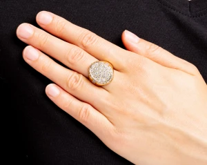 Złoty pierścionek z diamentami okrągłymi i bagietami