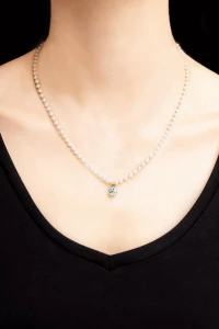 Naszyjnik z szarych pereł i diamentową zawieszką, ok. 0,50 ct