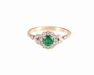 Złoty pierścionek ze szmaragdem ok. 0,35 ct i diamentami