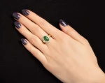 Złoty pierścionek z jadeitem i z 16 diamentami masy ok. 0,90 ct