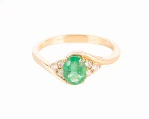 Pierścionek ze szmaragdem ok. 0,70 ct i diamentami