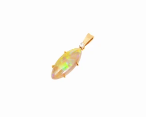 Złota zawieszka z opalem etiopskim ok. 3,10 ct i diamentem