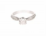 Pierścionek z platyny z brylantem ok. 0,70 ct i 32 diamentami