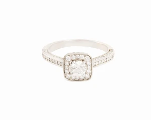 Pierścionek z diamentami łącznie ok. 0,90 ct