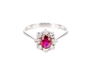 Pierścionek z rubinem ok. 0,50 ct i diamentową karmazycją