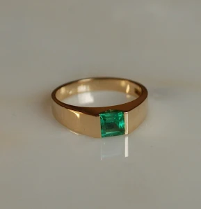 Złoty pierścionek ze szmaragdem z Etiopii, ok. 0,60 ct