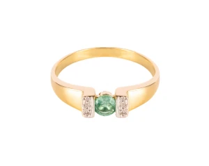 Pierścionek ze szmaragdem ok. 0,50 ct oraz diamentami