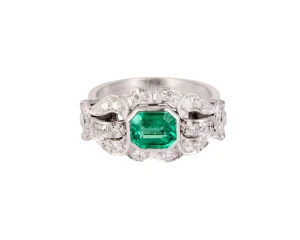 Pierścionek ze szmaragdem ok. 0,90 ct i diamentami