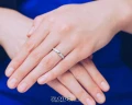 Pierścionek z żółtego i białego złota z wysoko oprawionym diamentem 28886