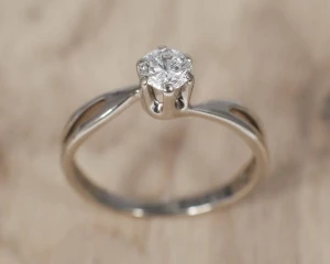 Pierścionek z białego złota, z brylantem 0,42ct