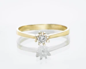 Pierścionek z żółtego złota z diamentem ok. 0,10 ct