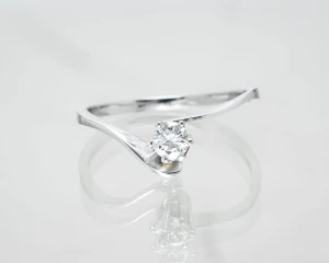 Pierścionek z bialego złota z brylantem ok. 0,14 ct