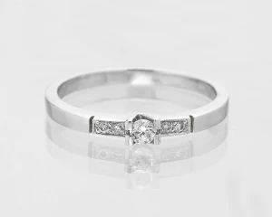 Pierścionek z białego złota z brylantami ok. 0,12 ct