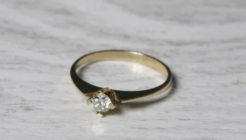 Pierścionek z diamentem  z żółtego złota 7656